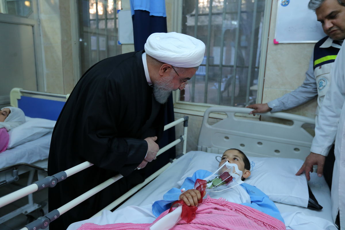 دکتر روحانی از مصدومان زلزله عیادت کرد