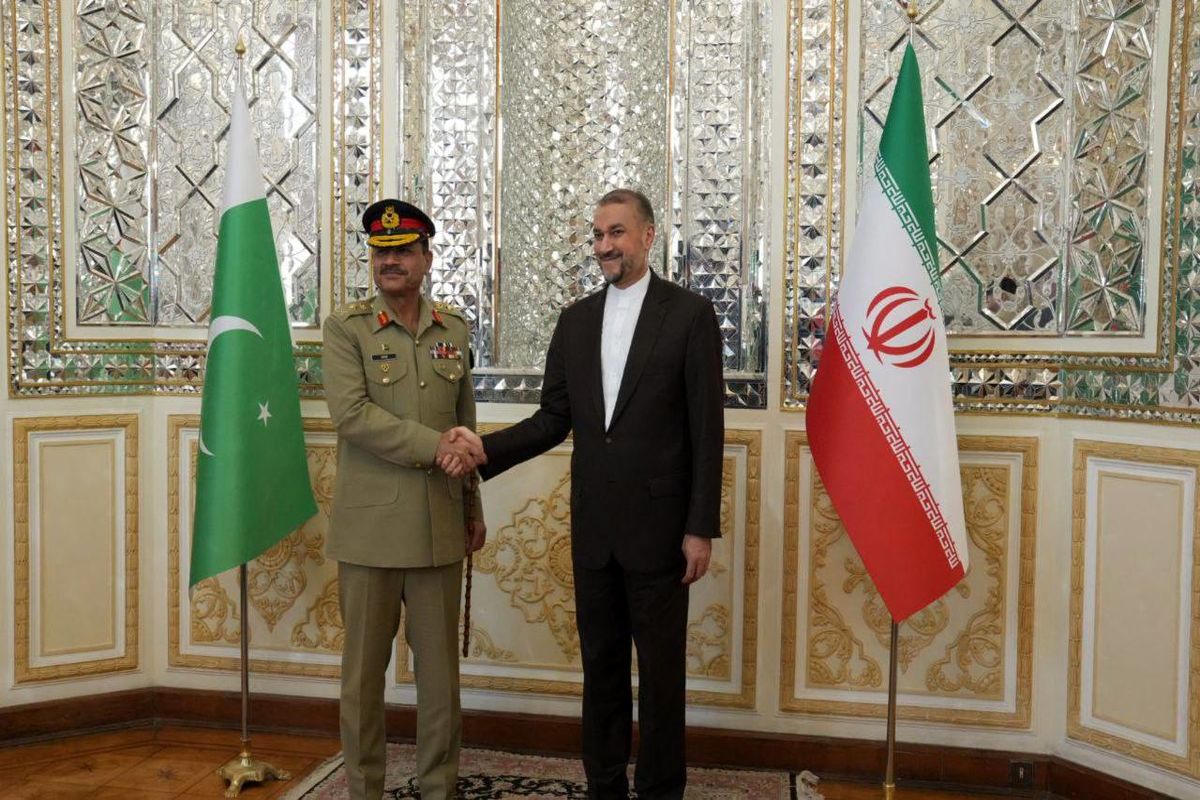 فرمانده ارتش پاکستان با وزیر امور خارجه دیدار کرد
