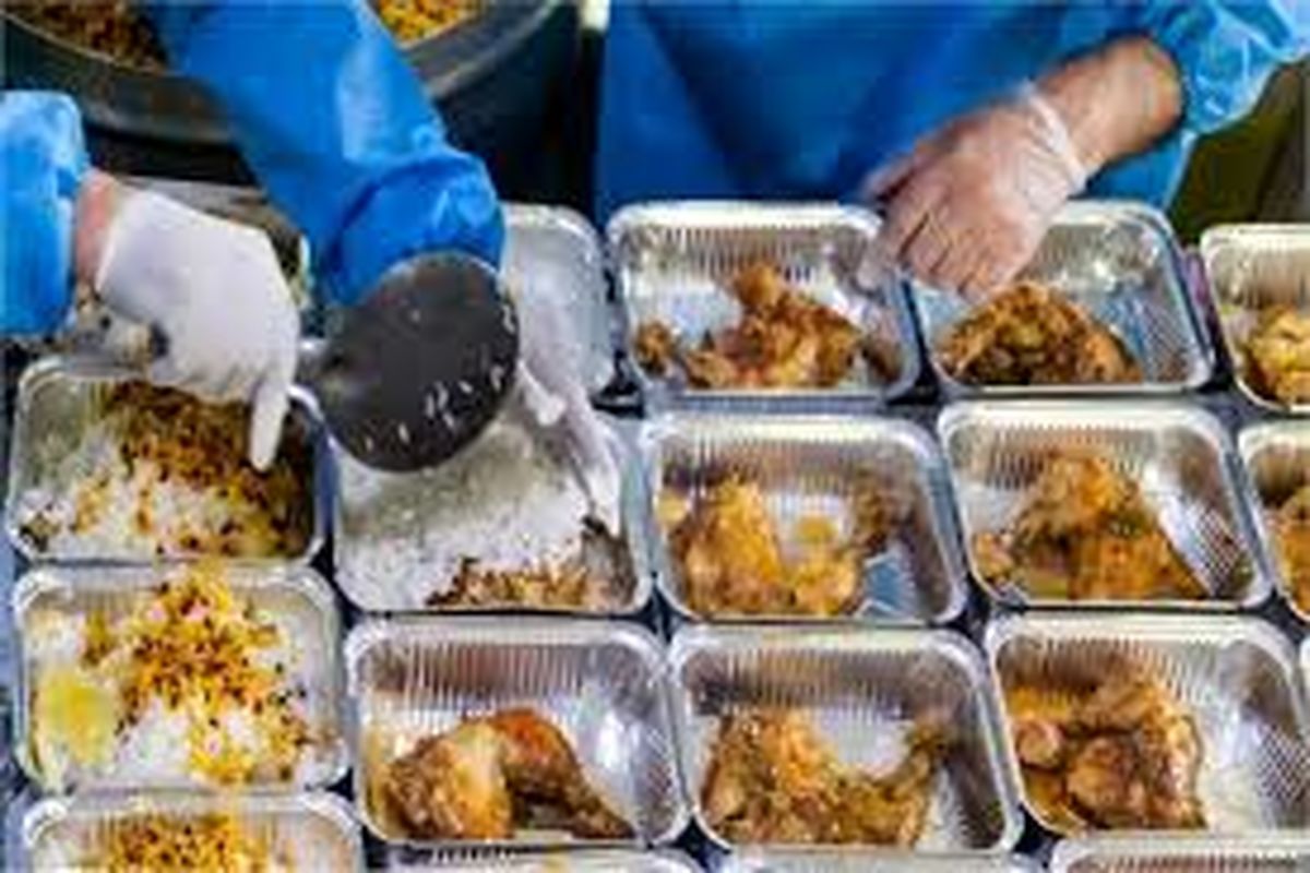 در طرح اطعام حسینی زنجان علاوه بر ۷۵ هزار پرس غذای گرم ، ۲ هزار و ۵۰۰ بسته معیشتی نیز توزیع شد