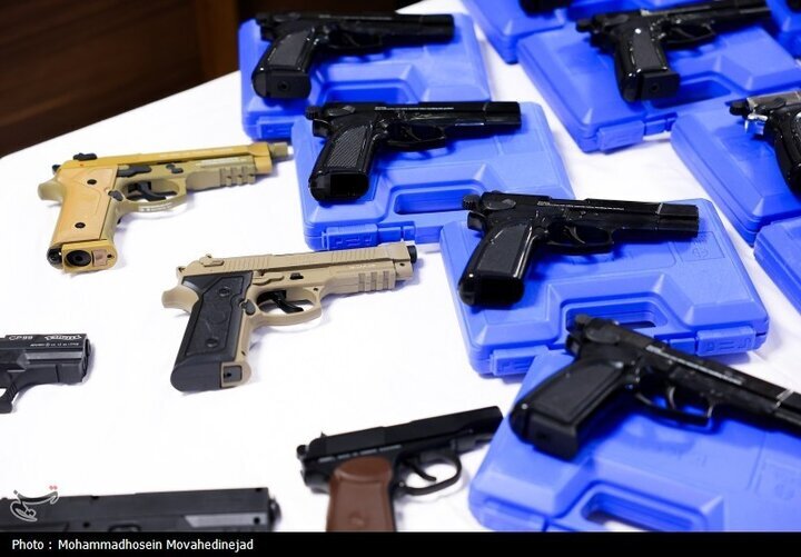 قوات حرس الحدود تضبط شحنة اسلحة تضم 16 مسدسا من المهربين في ارومية قوات حرس الحدود تضبط شحنة اسلحة تضم 16 مسدسا من المهربين في ارومية