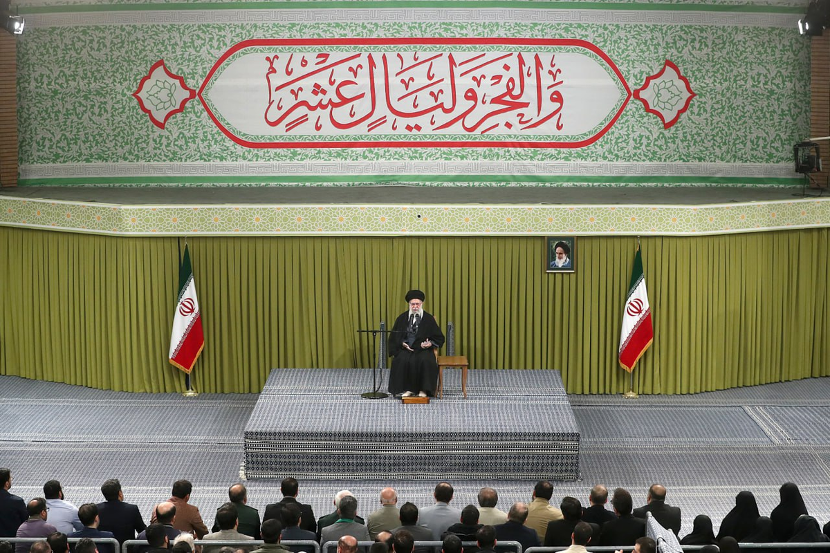 قائد الثورة: على أمريكا ان تدرك اذا اشعلت حربا فستكون حربا اقليمية