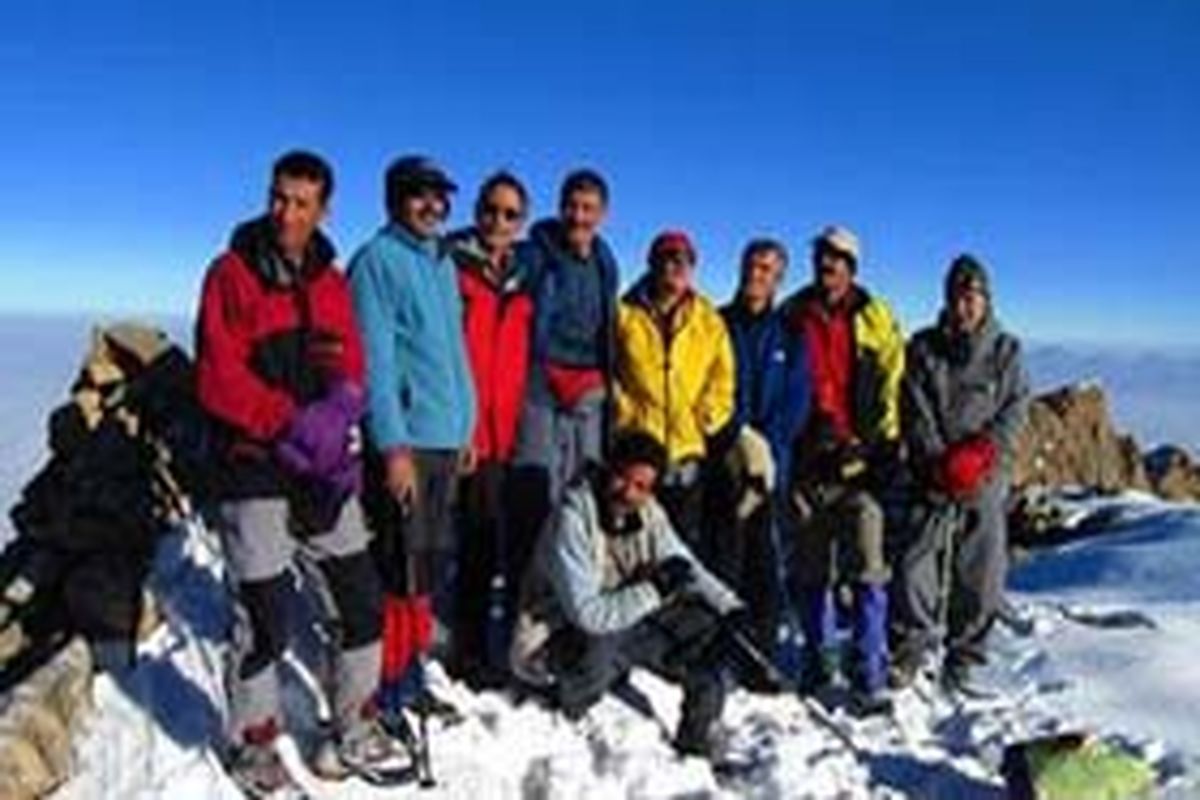 صعود کوهنوردان همدانی به قله ۳۳۵۰متری دالاخانی