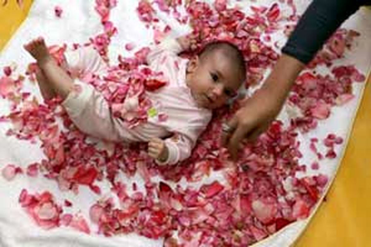 آشنایی با آیین سنتی و زیبای  مراسم گل غلتان نوزاد  در  دامغان