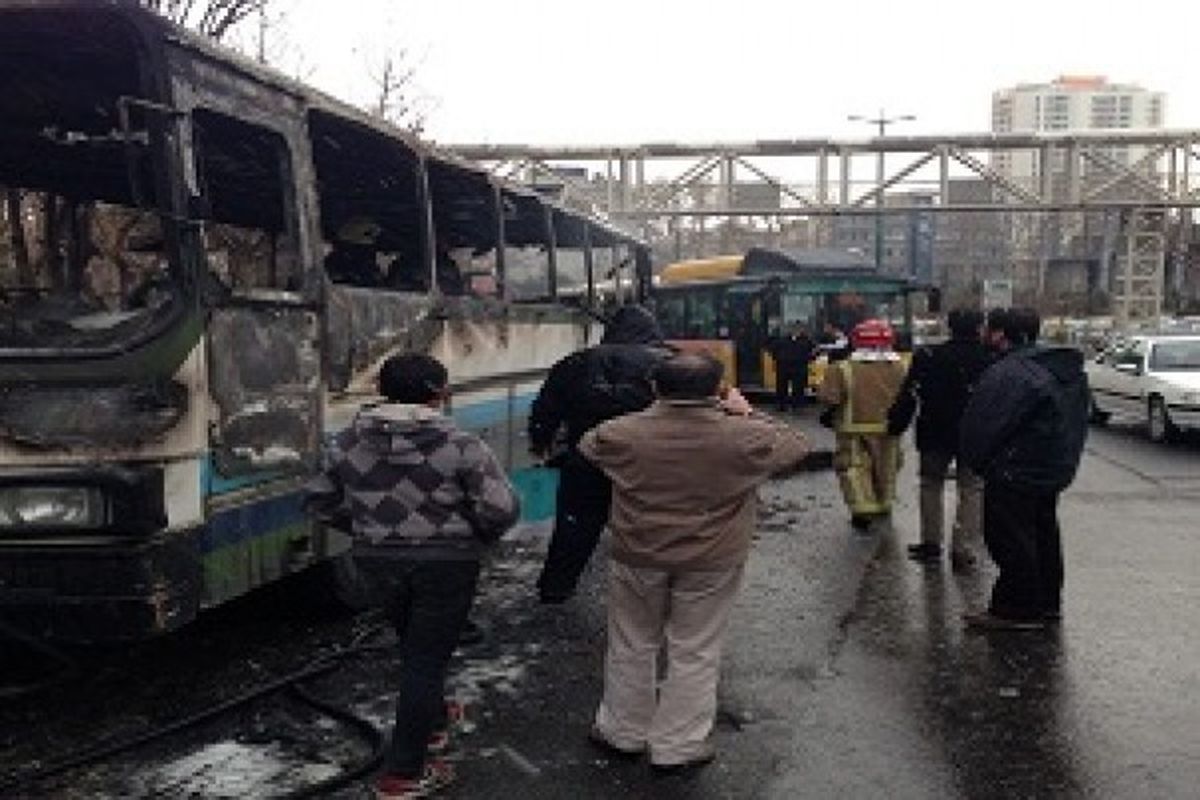 اتوبوس در بزرگراه نیایش به آتش کشیده شد