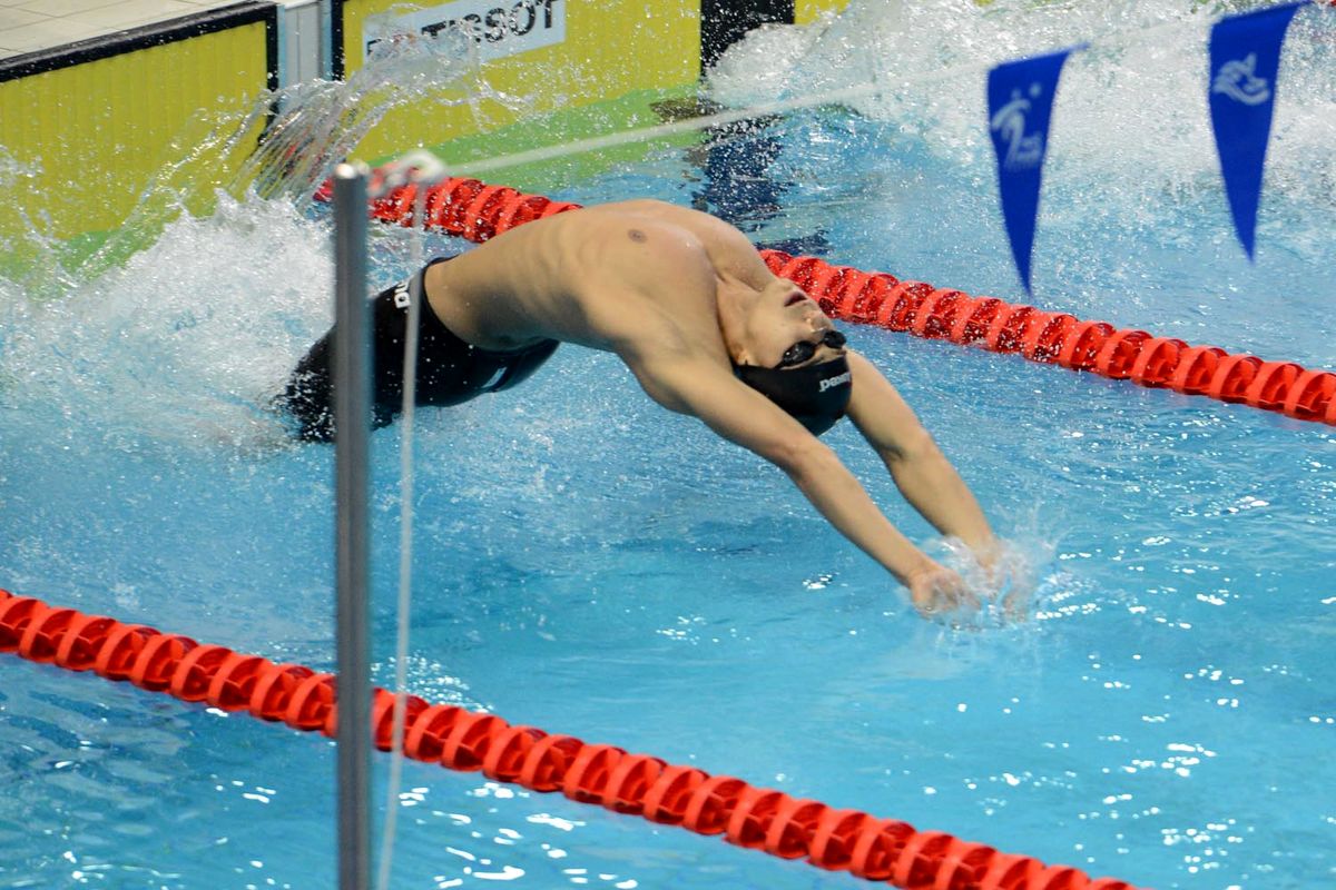 رقابت ۲۴۱ شناگر در استخر آزادی