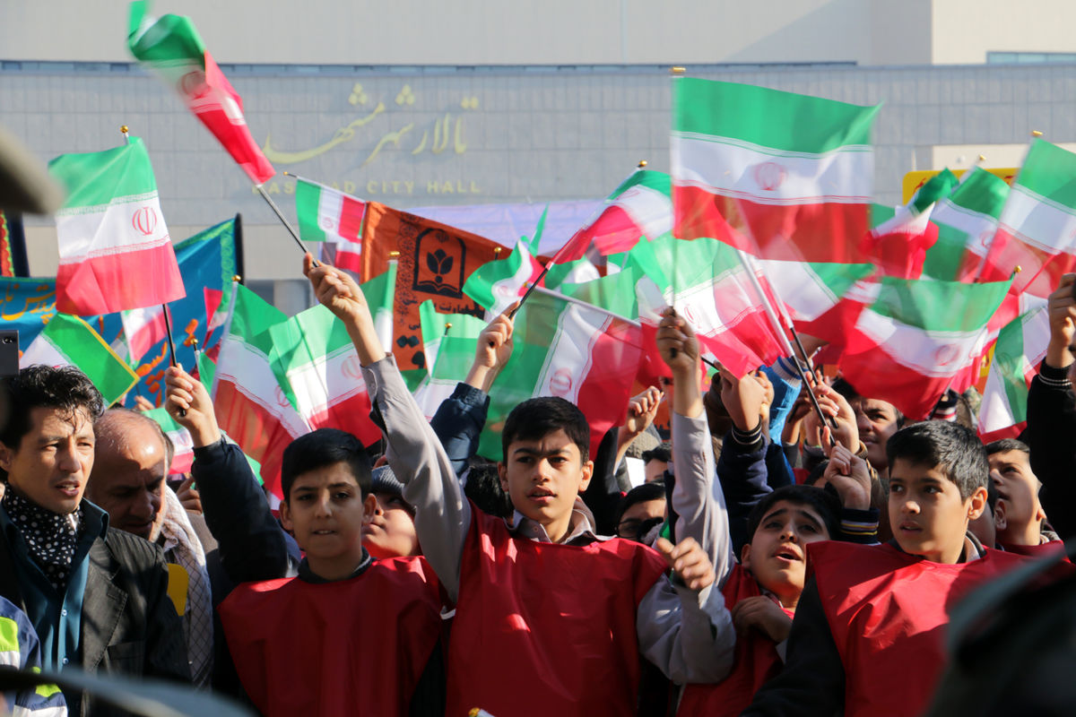 اهتزاز ۳۰ هزار پرچم در دست راهپیمایان ۲۲ بهمن