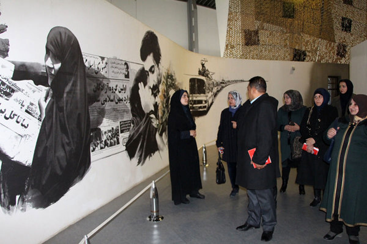 استادان زبان فارسی بغداد از موزه دفاع مقدس و حسینیه جماران بازدید کردند