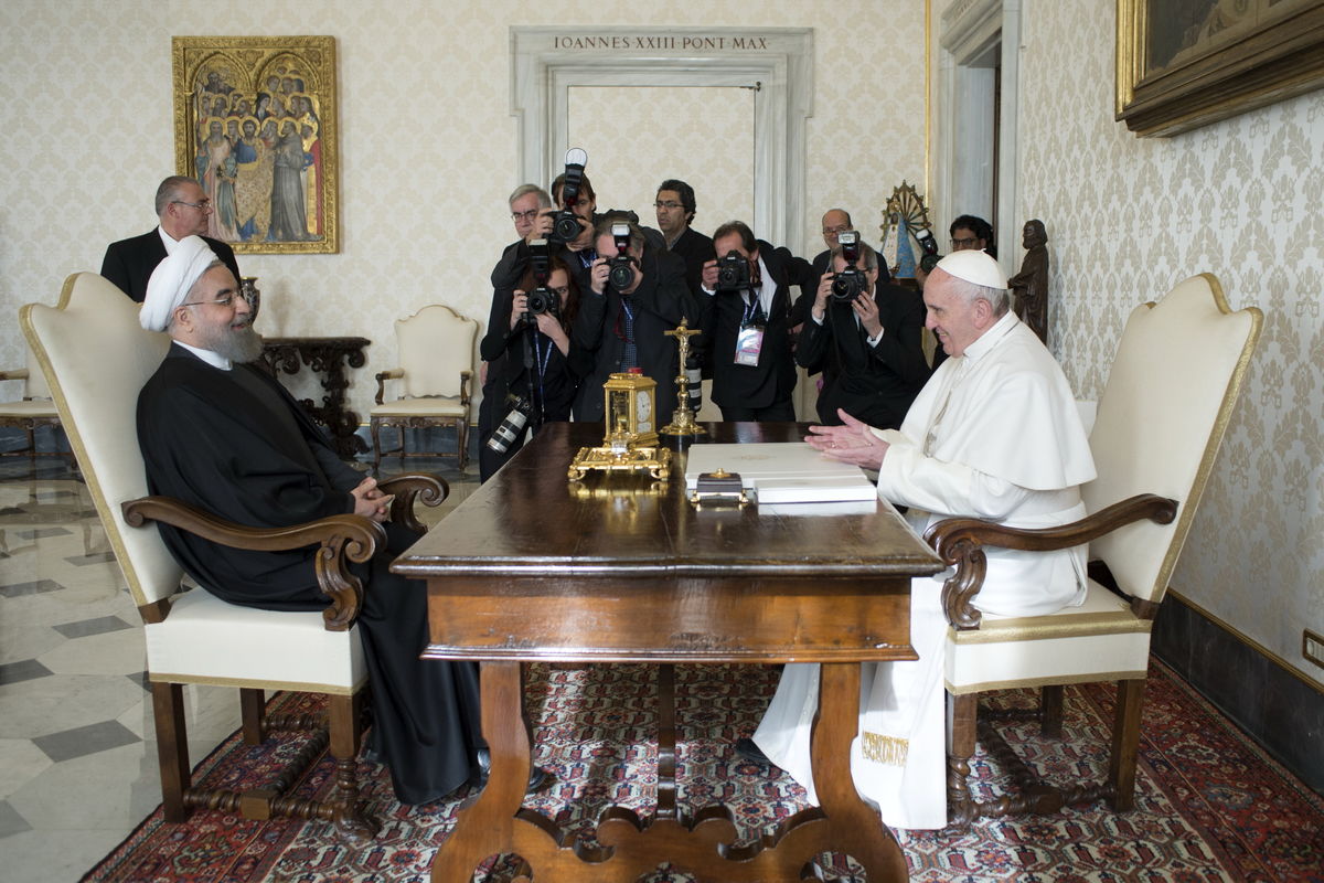 تاکید دکتر روحانی و پاپ فرانسیس بر صلح محور بودن ادیان الهی
