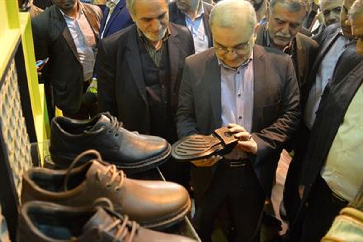 نخستین نمایشگاه تخصصی صنعت کفش ماشینی استان قم آغاز به کار کرد