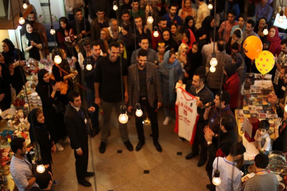 حامد حدادی پیراهن خود را به مؤسسه خیریه محک اهدا کرد