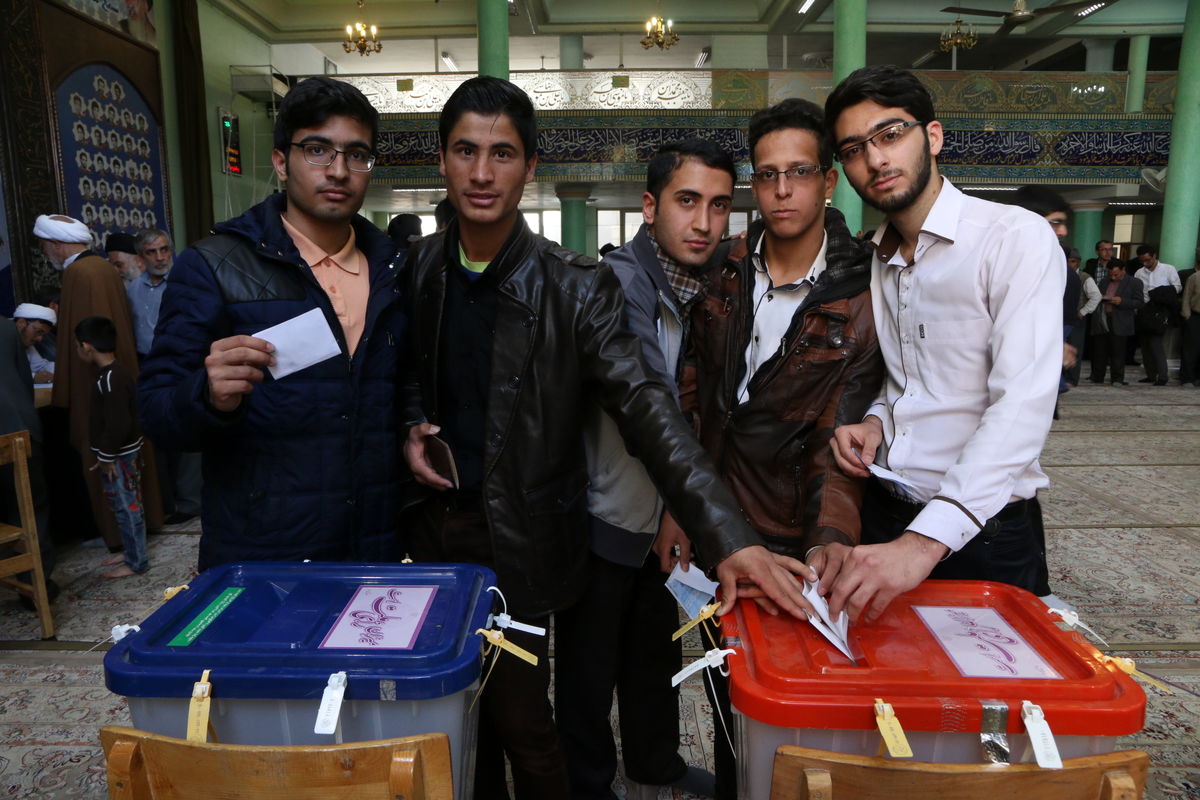 برگزاری جشن تکلیف سیاسی رای اولی‌های مشهد در مسجد فقیه سبزواری