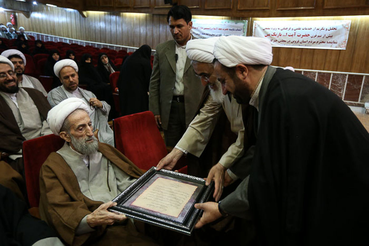 تجلیل از خدمات ۵۰ ساله آیت اله باریک بین