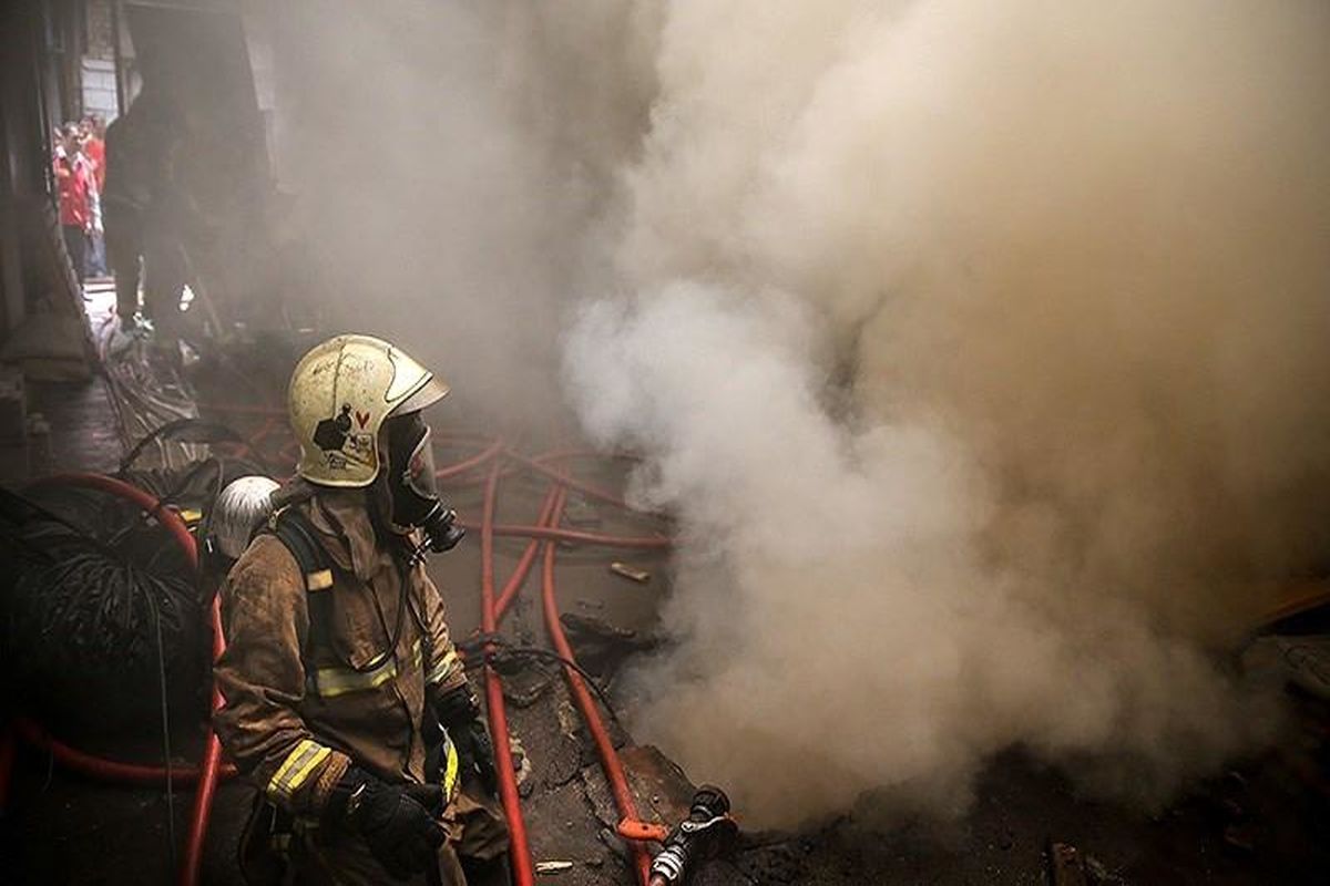 نجات ۲ کارگر جوان از میان شعله های آتش