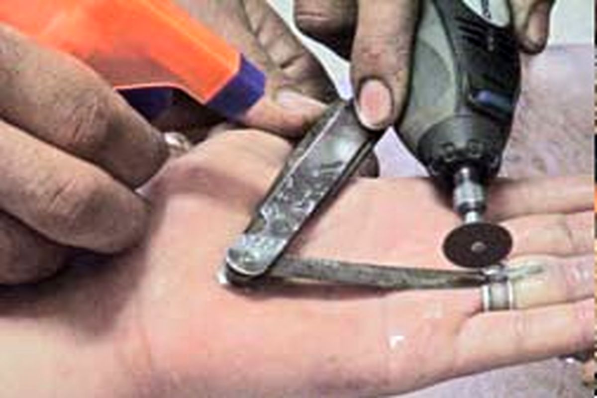 انگشتری که اشک دختر نوجوان را درآورد