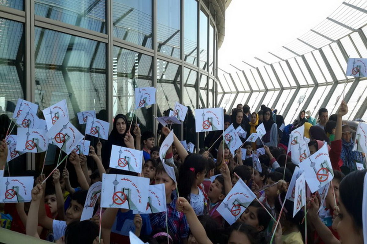 فریاد کودکان تهرانی بر فراز برج میلاد در اعتراض به استعمال دخانیات