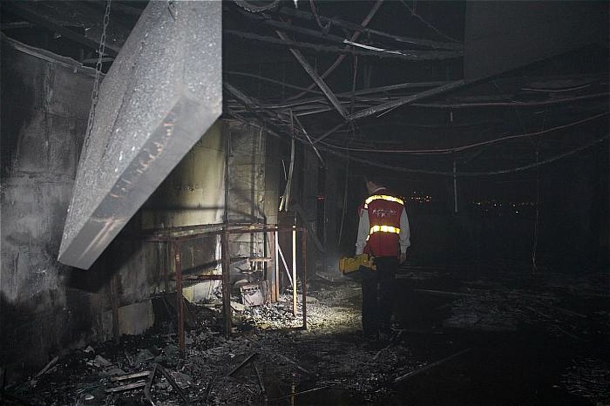 آتش سوزی مجتمع تجاری در خیابان امیرکبیر مهار شد