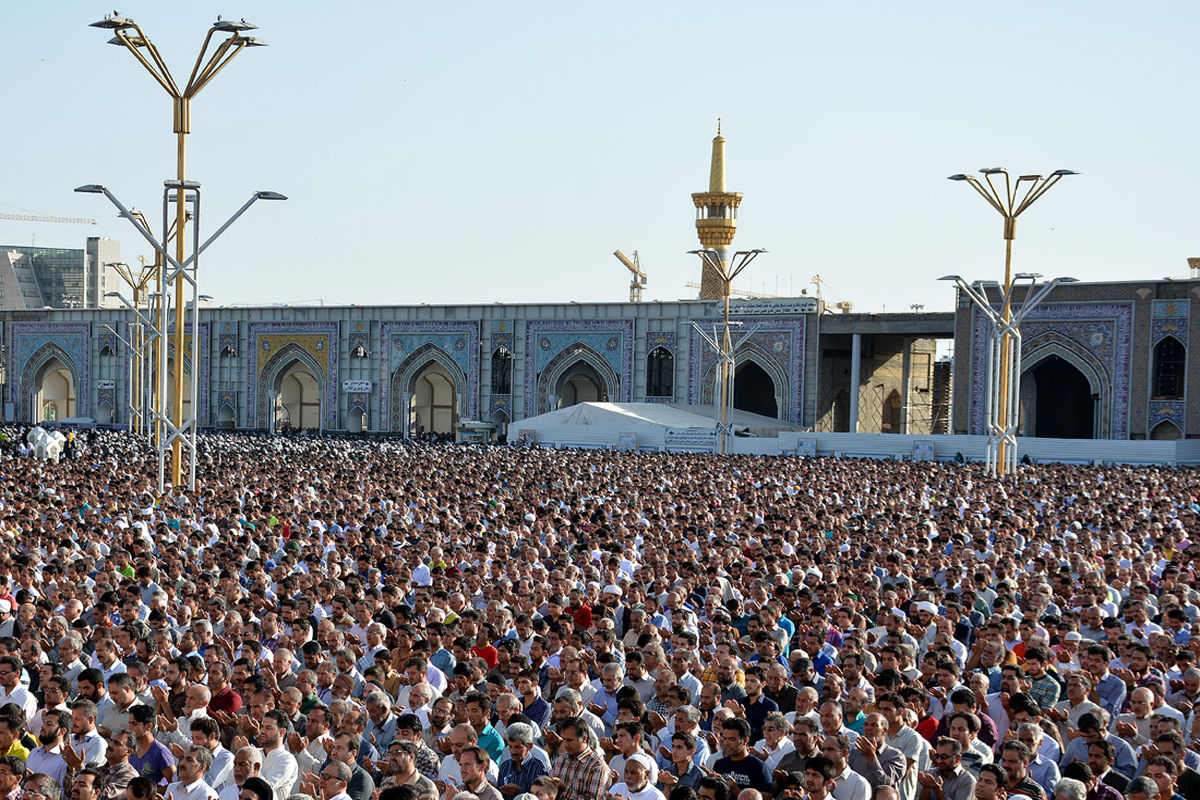 اقامه نماز عید فطر با حضور صدها هزار زائر بارگاه رضوی