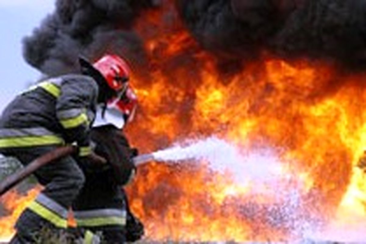 آتش‌سوزی در سه واحد تجاری بروجرد