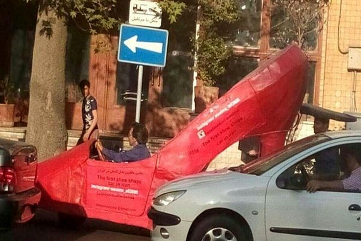 ماشینی به شکل کفش زنانه در خیابان ولی عصر تهران! /عکس