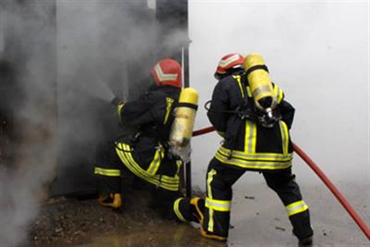 نجات ۲۷ نفر از آتش سوزی در یک  پارکینگ