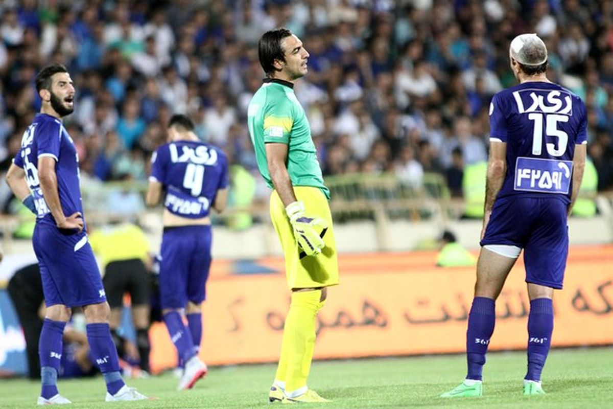 شعار هواداران استقلال علیه رحمتی/ مظلومی تذکر گرفت