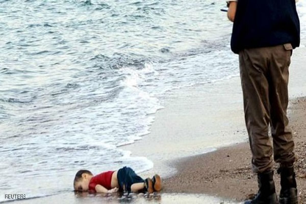 خبرنگاری که اولین تصویر جنازه کودک سوری منتشر کرد/ عکس