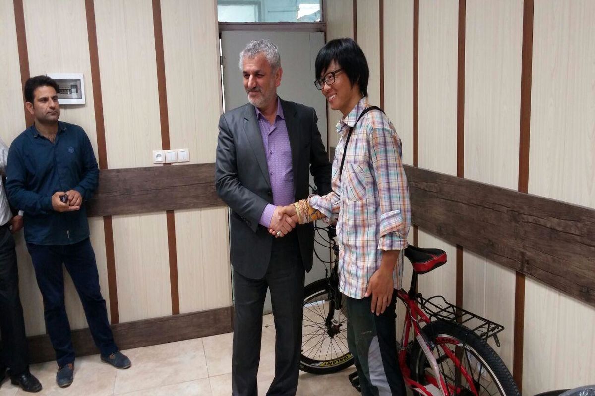 اقدام فرهنگی شهردار محمودآباد در مقابل یک حرکت ضد فرهنگی