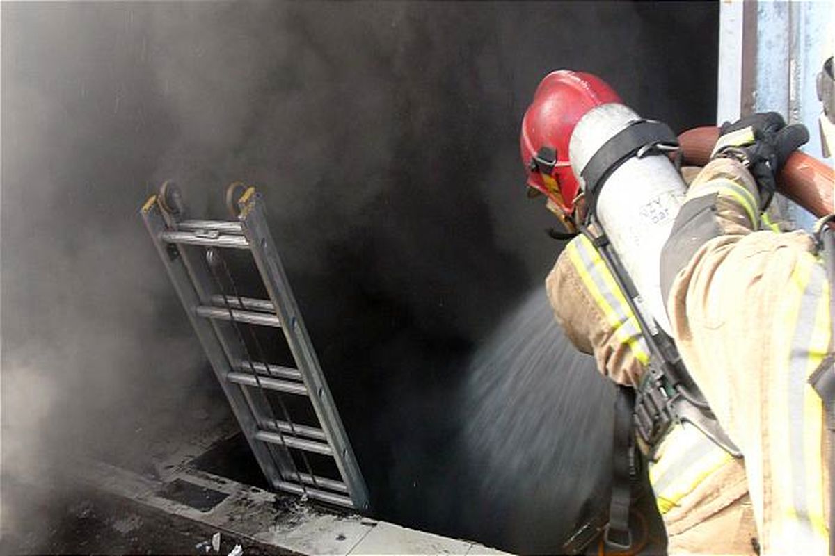 نجات چهار کارگر از آتش سوزی یک مجتمع تولیدی