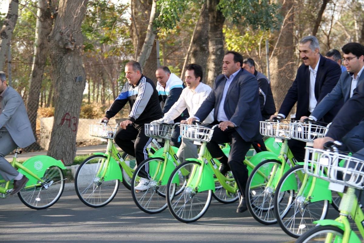 اعضای شورای اسلامی شهر و شهردار ارومیه با دوچرخه در محل کار حضور یافتند