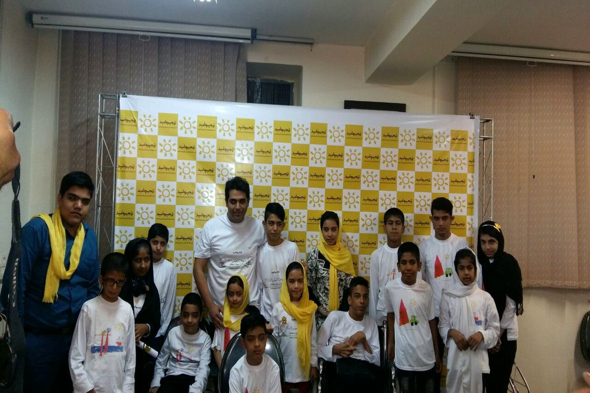 حمید عسکری در جمع کودکان زنجیره ی امید