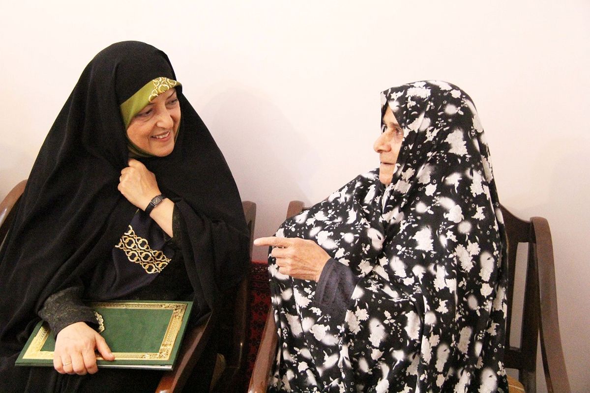 دیدار معاون رئیس جمهوری با خانواده سه شهید در شهر