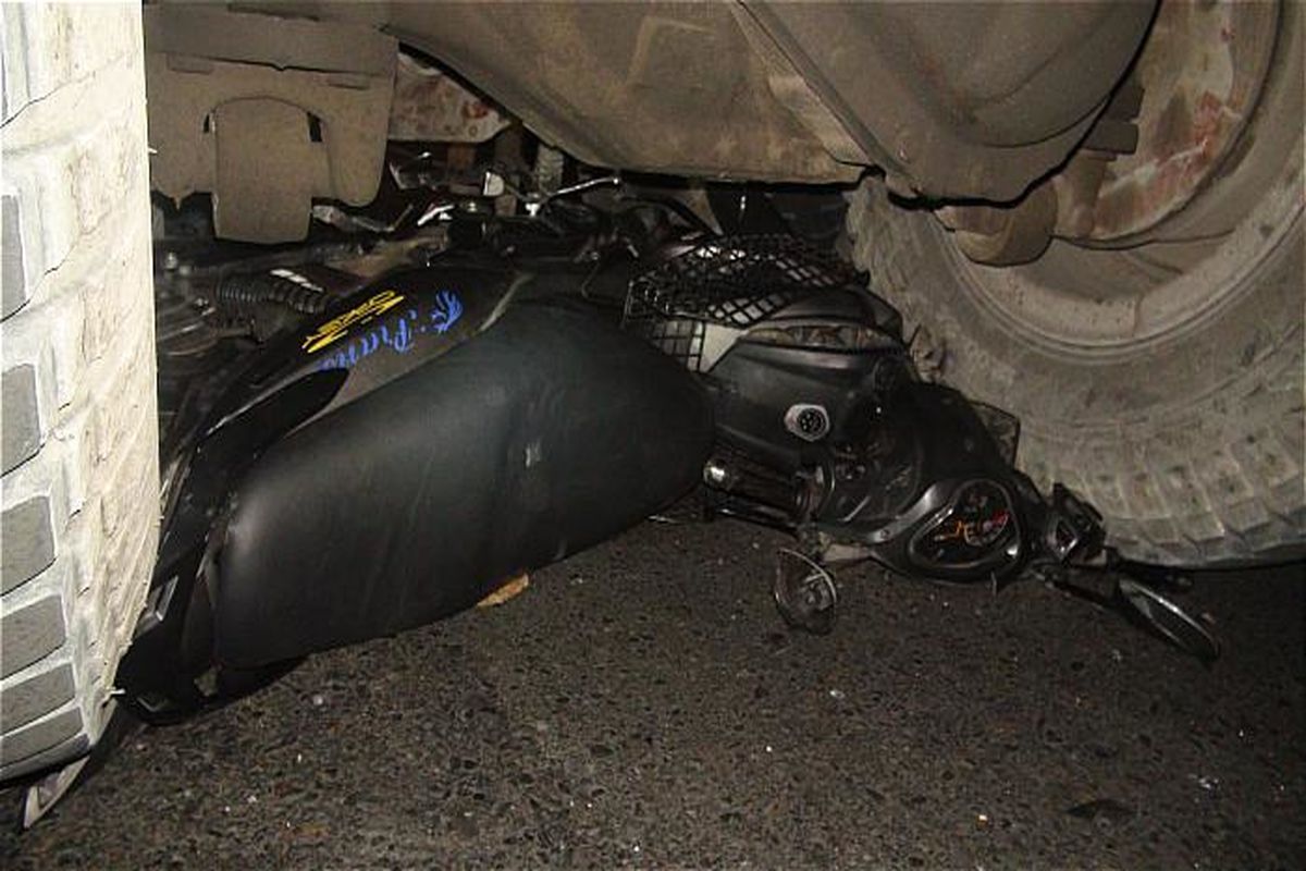 مرگ دردناک موتورسوار زیر چرخ‌های کامیون