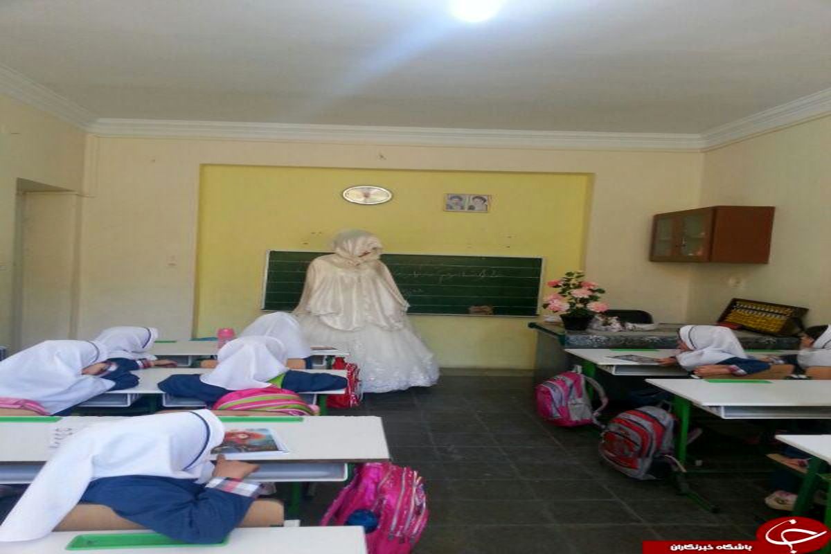 حضور معلم همدانی با لباس عروس در کلاس درس + عکس