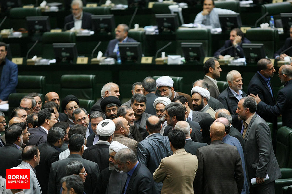 از بلند کردن پلاکارد تا گریه برای ثبت در اینستاگرام+عکس