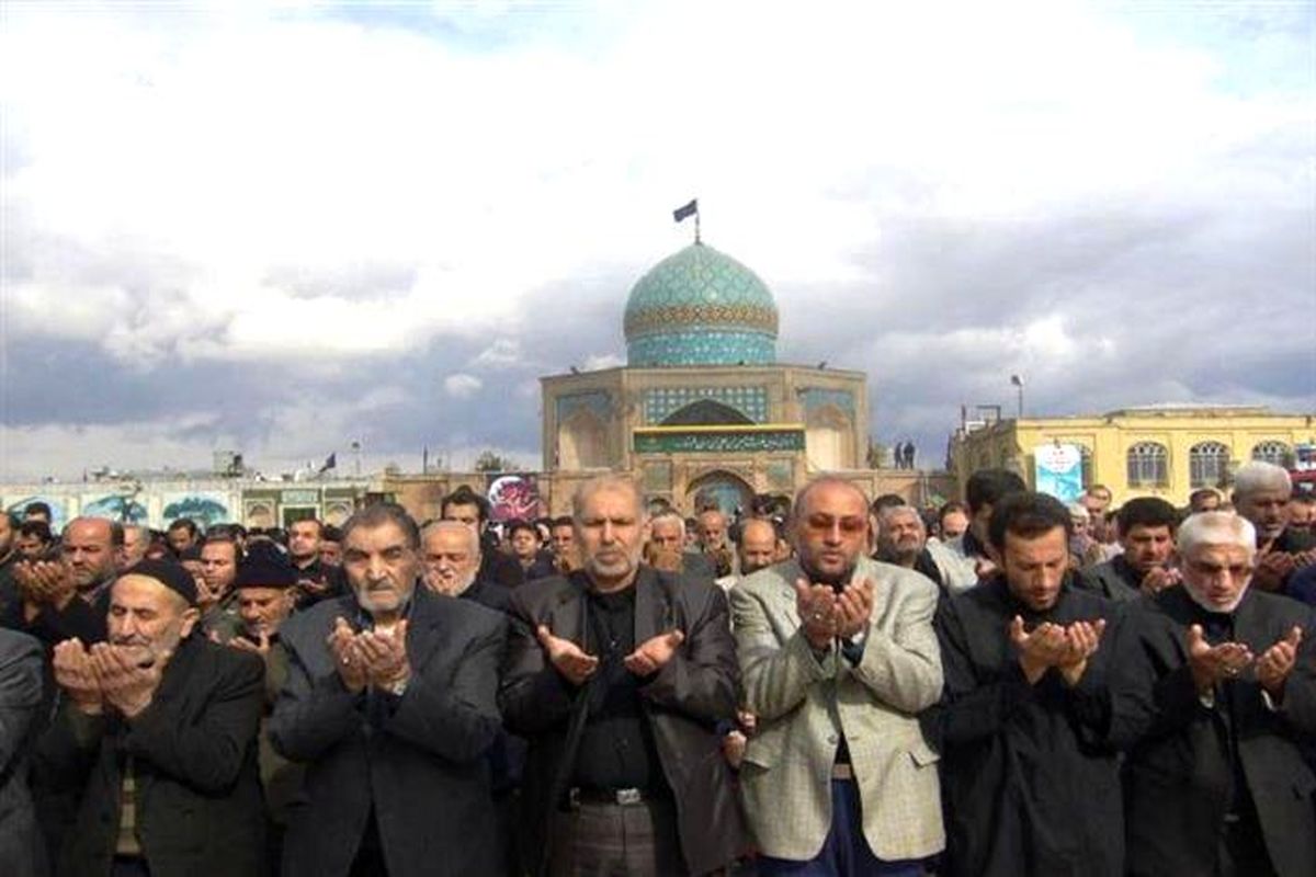اقامه نماز ظهر عاشورا در گلزار شهدای قزوین