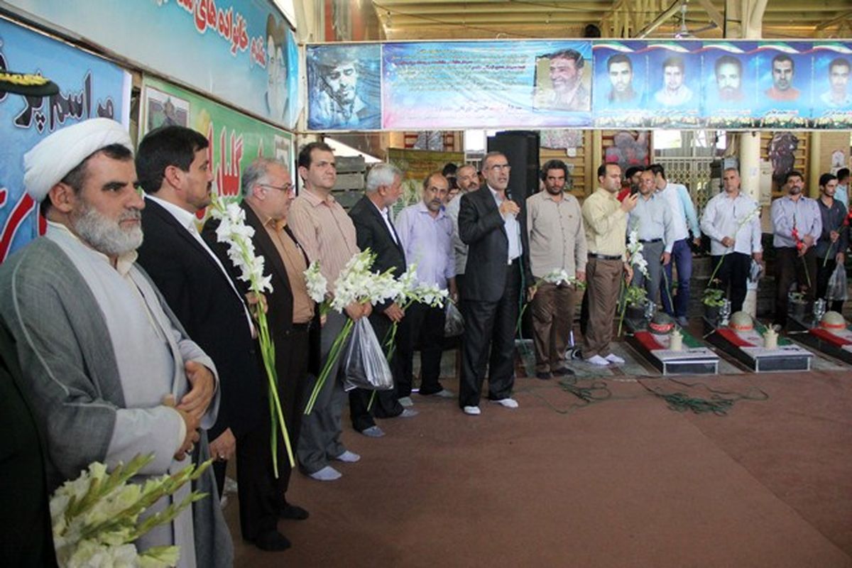 حضور ورزشکاران در مراسم گلباران مزار شهدای شهرستان ملارد در هفته دفاع مقدس