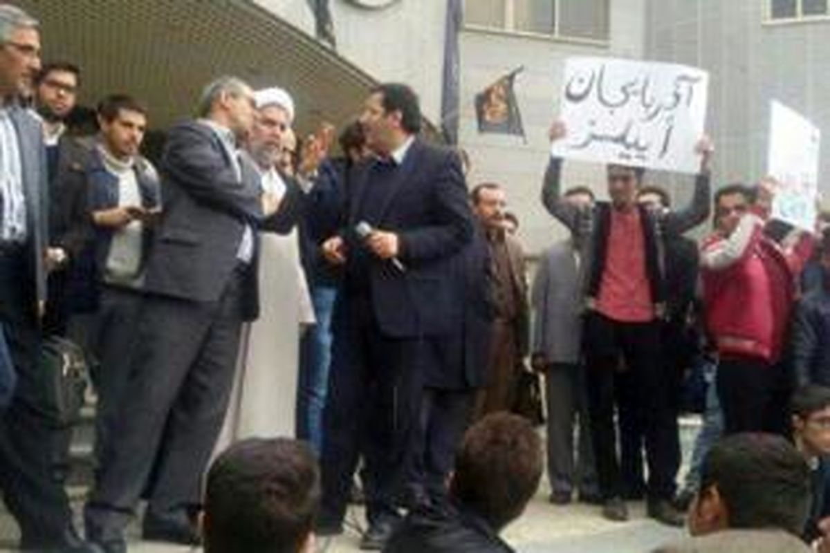 حضور جهانگیرزاده در جمع معترضین دانشگاه ارومیه
