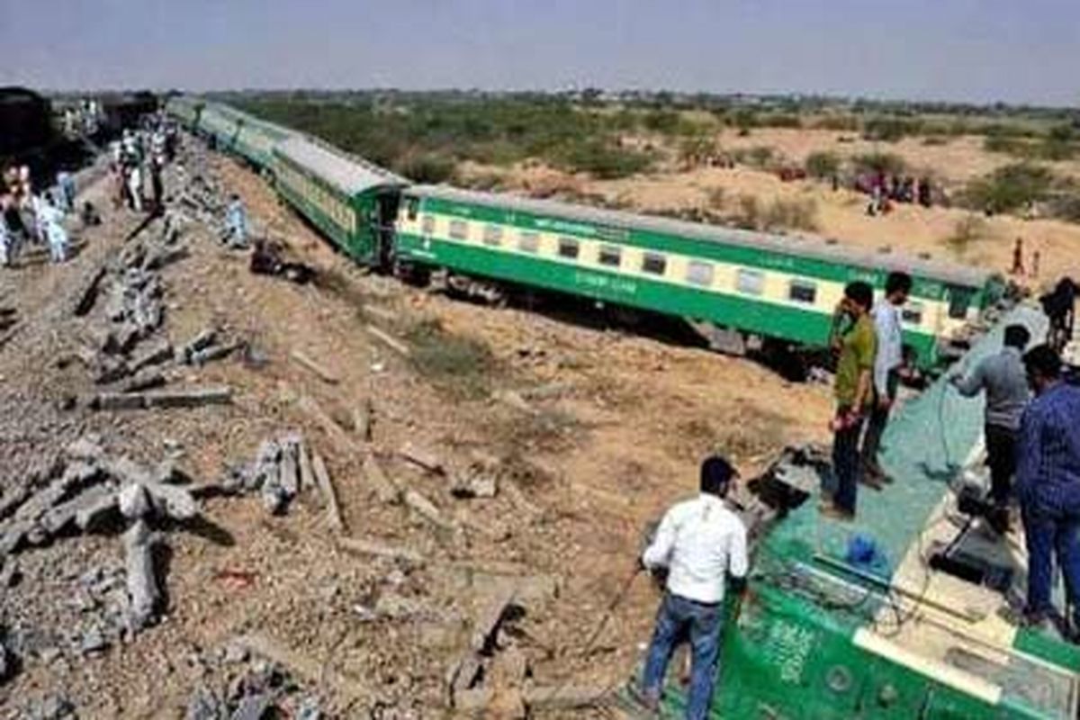خروج قطار از ریل در پاکستان با ۱۰۹ کشته و زخمی