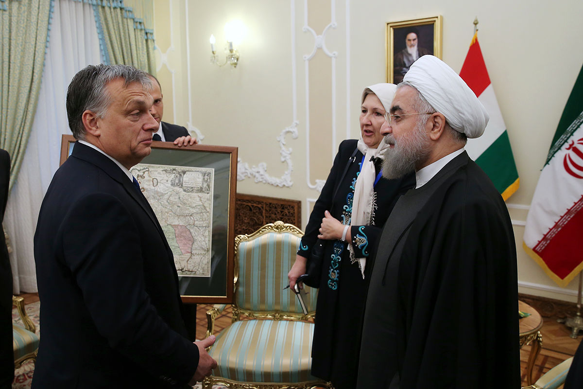 هدیه تاریخی نخست وزیر مجارستان به روحانی+عکس