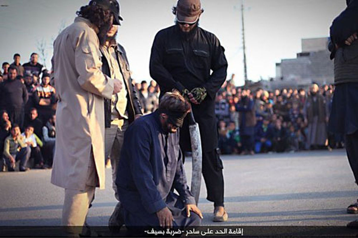 داعش یک جادوگر را با شمشیر اعدام کرد