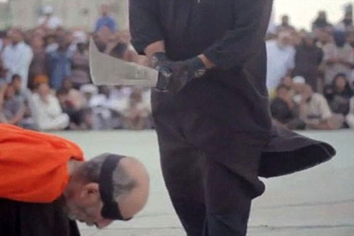 اعدام هولناک دو نفر به اتهام جادوگری توسط داعش