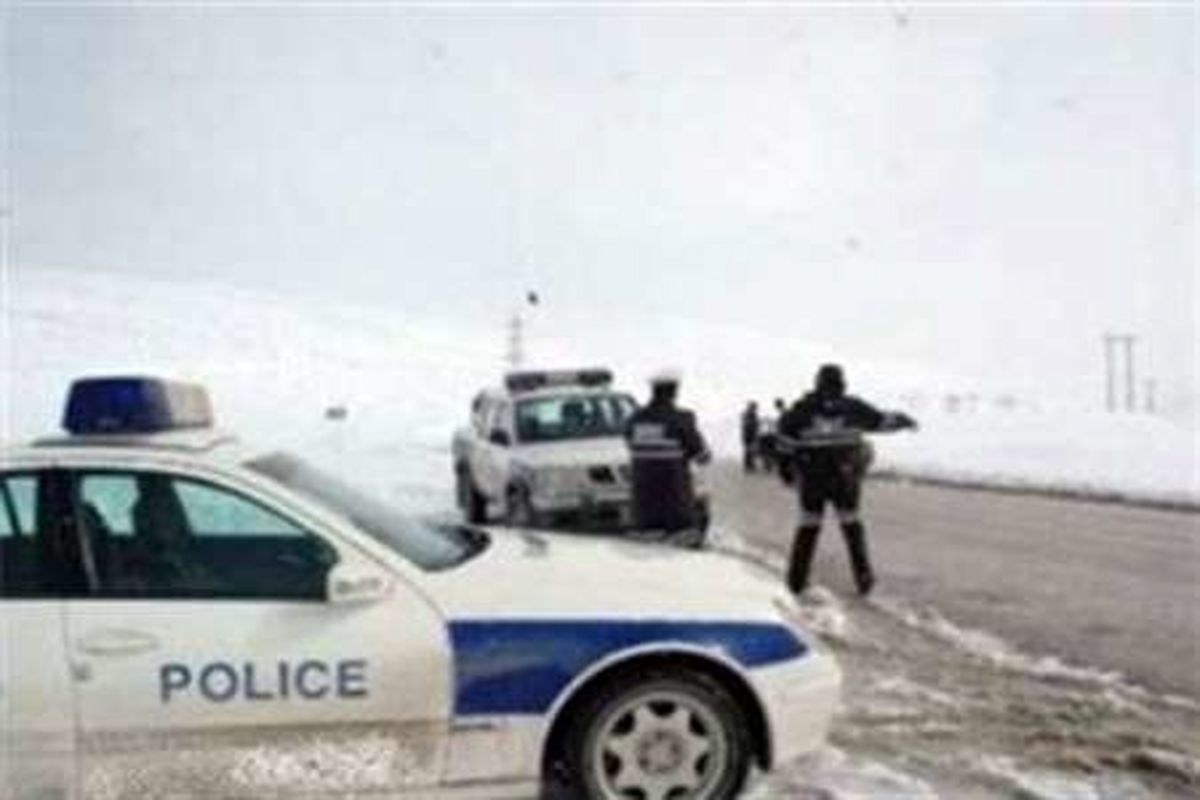 بارش برف در محورهای ۱۱ استان/ پلیس از تردد خودروهای فاقد زنجیر چرخ جلوگیری می‌کند