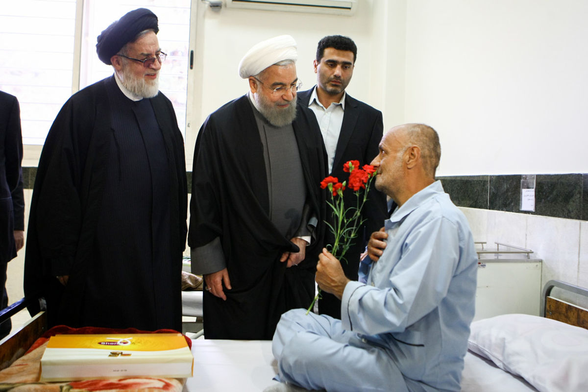 دیدار عیدانه دکتر روحانی با سالمندان و معلولین مرکز خیریه کامرانی شهرقدس