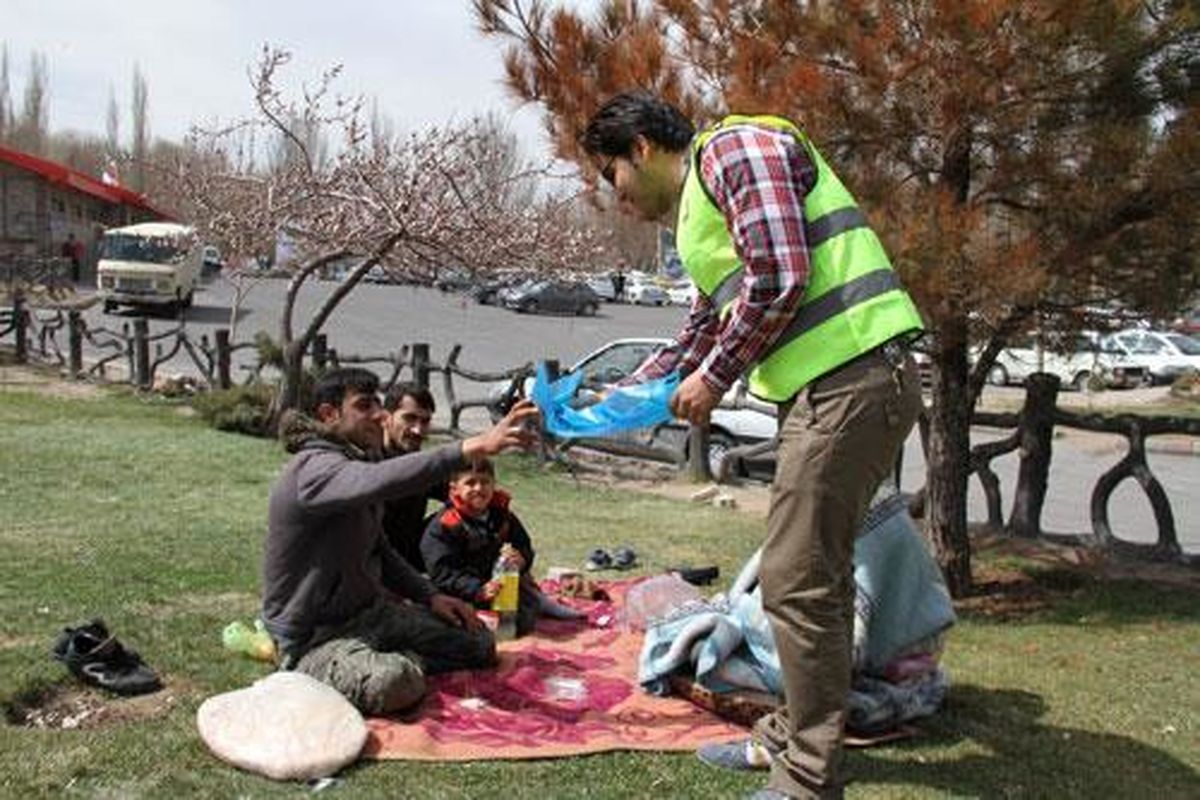 جمع آوری سبزه ها و ارائه کارت قرعه کشی به شهروندان تبریز در روز طبیعت