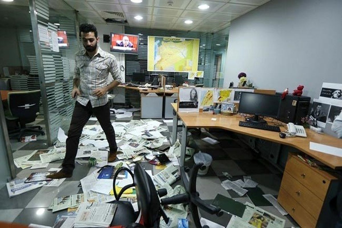 حمله به دفتر یک روزنامه در پی انتشار  کاریکاتور