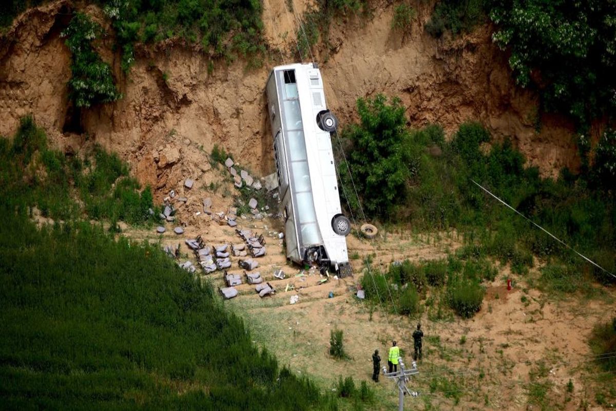 سقوط اتوبوس مسافربری به دره ۱۳ کشته برجا گذاشت