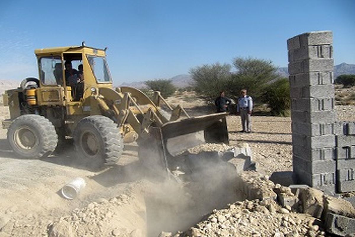 یک حلقه چاه و سکو غیر مجاز دربخش مهران شهرستان بندرلنگه تخریب شد