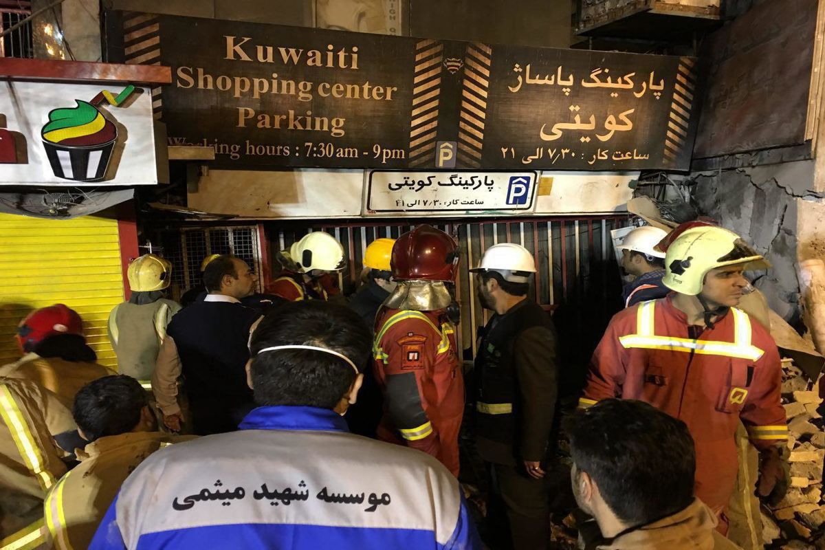آتش‌نشانان به دنبال باز کردن راه از طریق پاساژ کویتی‌ها هستند