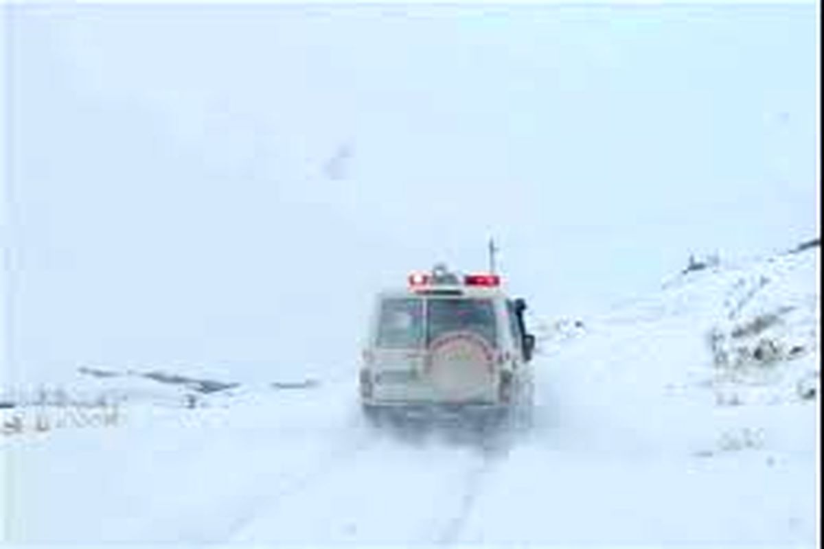 نجات زن بیمار گرفتار در برف و کولاک شهرستان کوثر
