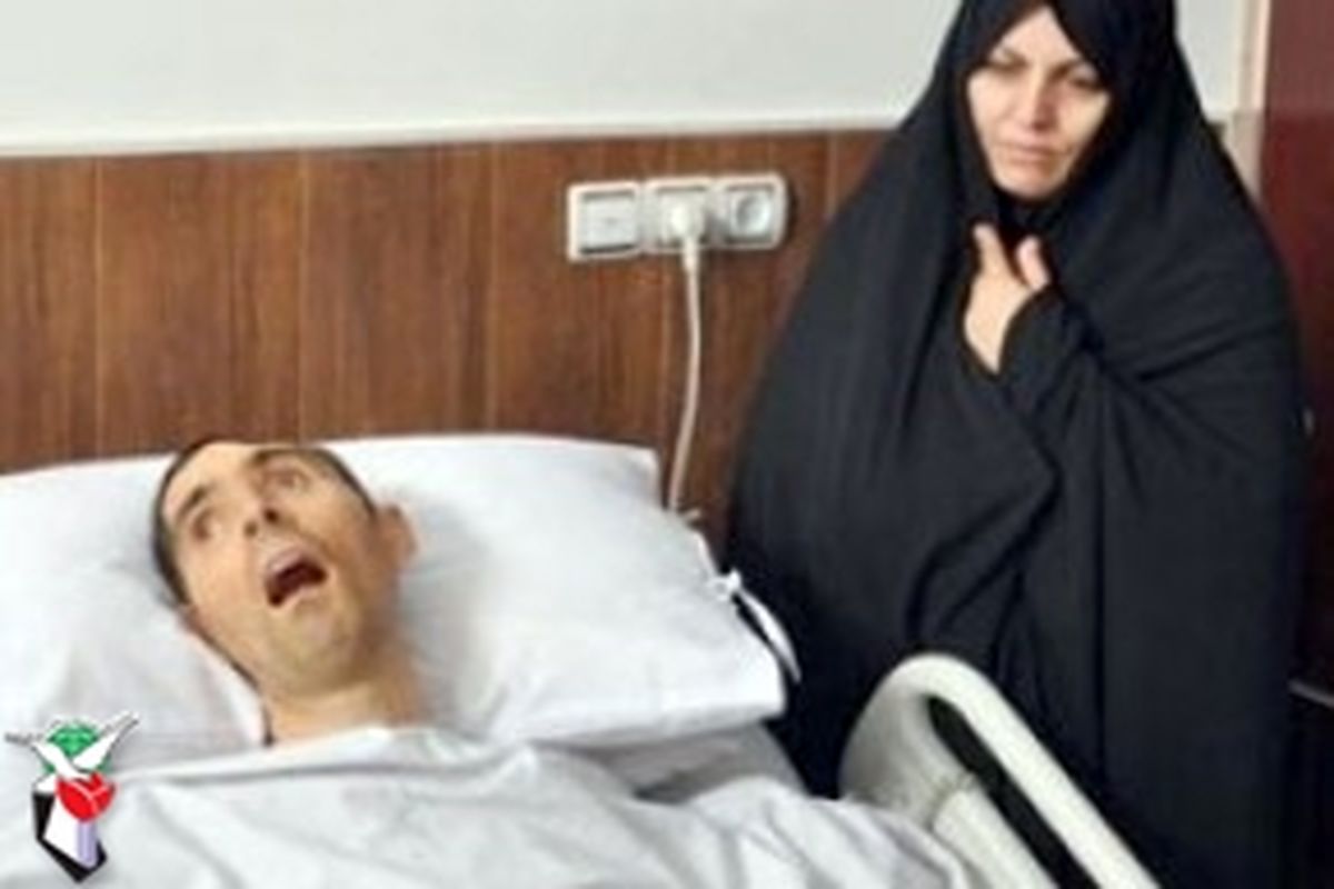 اهدا نشان «مجاهدت و پایداری» زنان مجاهد مسلمان، به کبری حافظی همسر شهیدزنده لرستانی